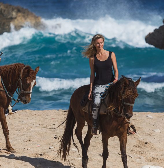 Ponderosa_Activities_Horseback_riding_tours_lady_beach