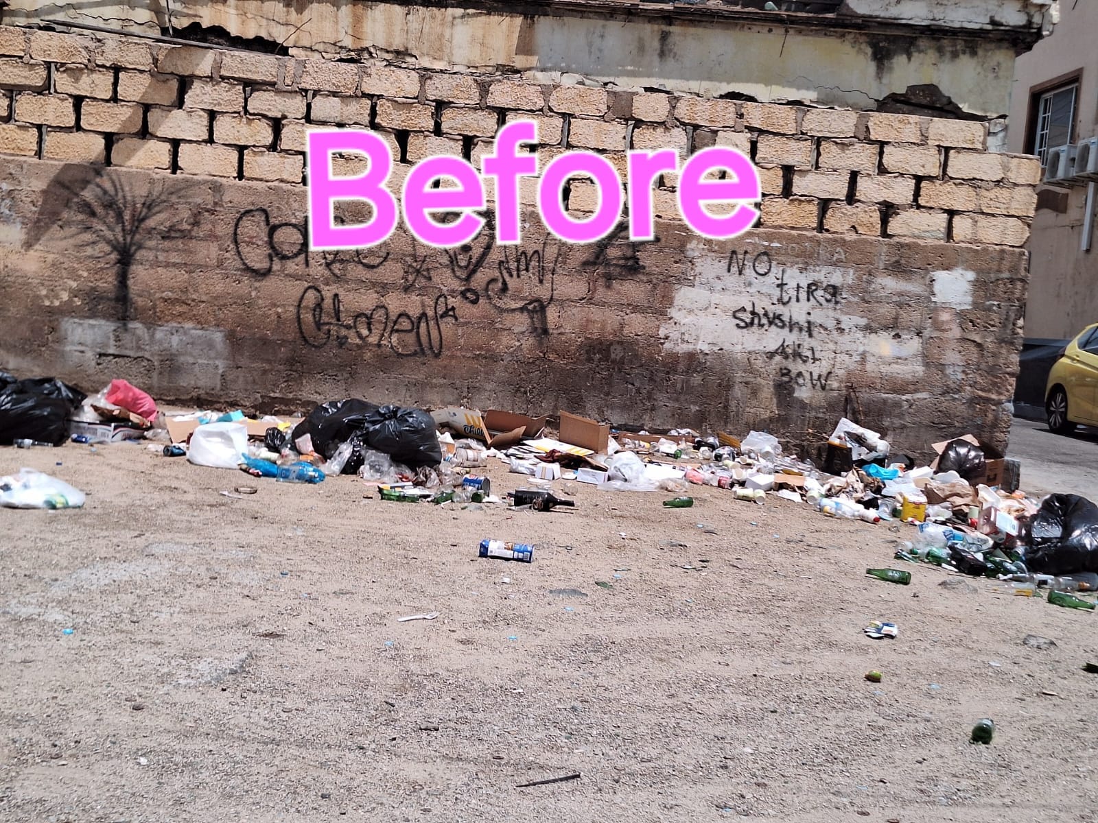 Trash accumulation in front of the Court of Aruba before clean-up.