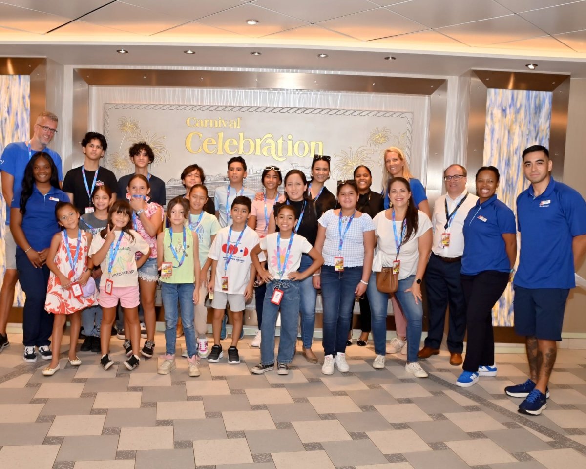 Aruba children tour Carnival celebration