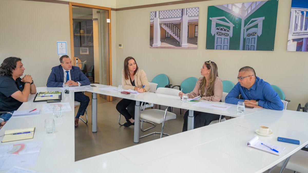 Aruba expands Lagoen parking area with new electric vehicle