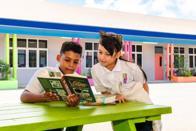 Aruba Library encourages members