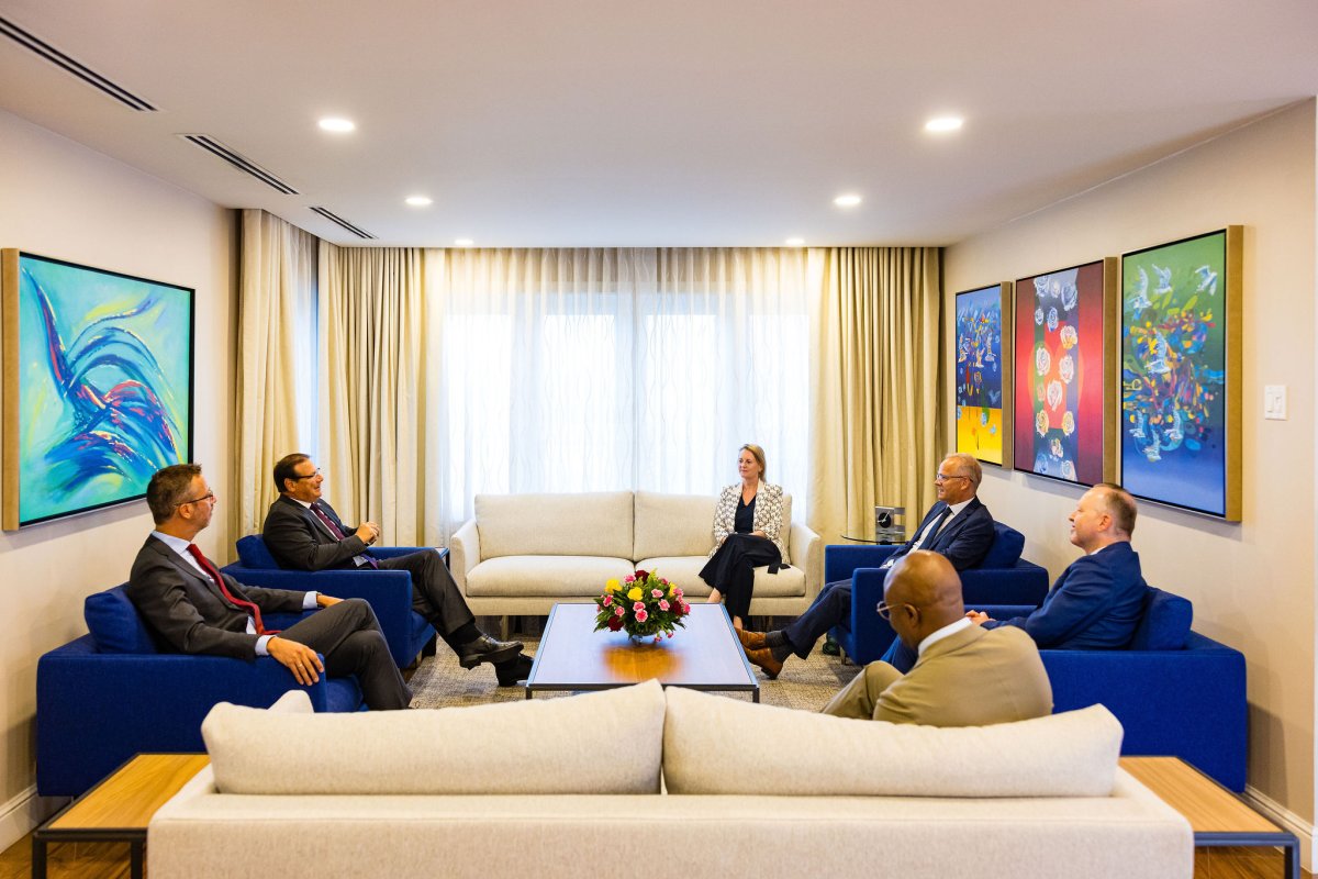 Governor of Aruba meets State Secretary in meeting room