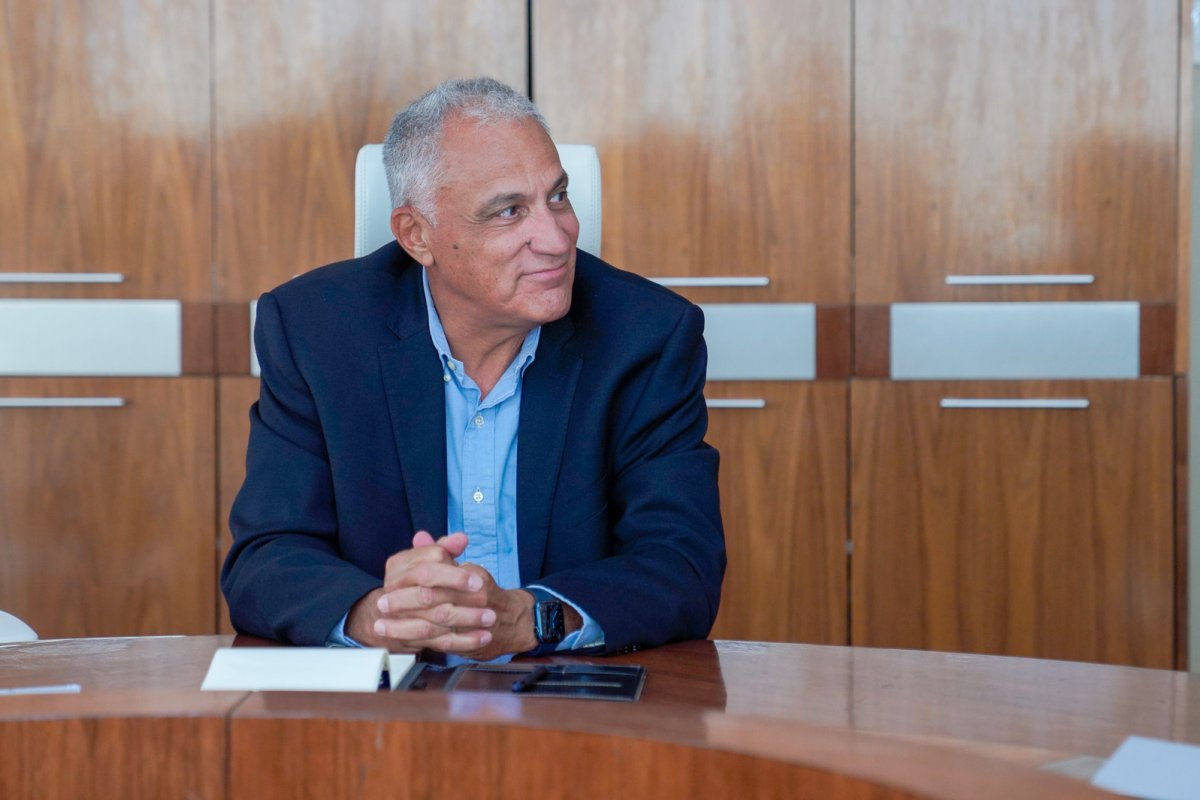 Marion Agunbero meets with Aruba government