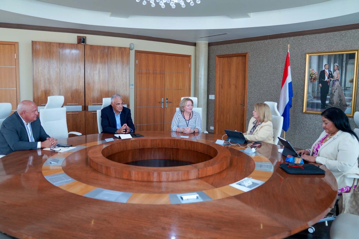 Marion Agunbero meets Aruba government