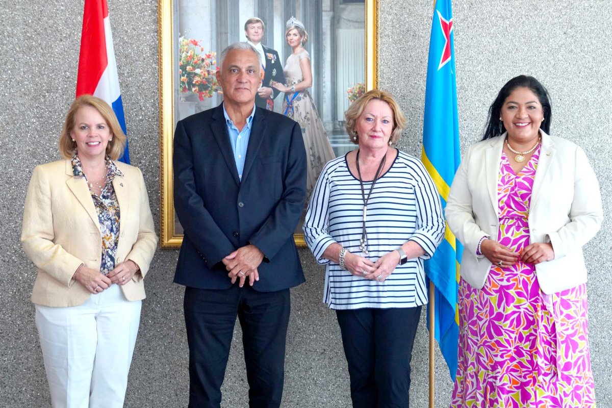 Marion Agunbero meets with Aruba government officials