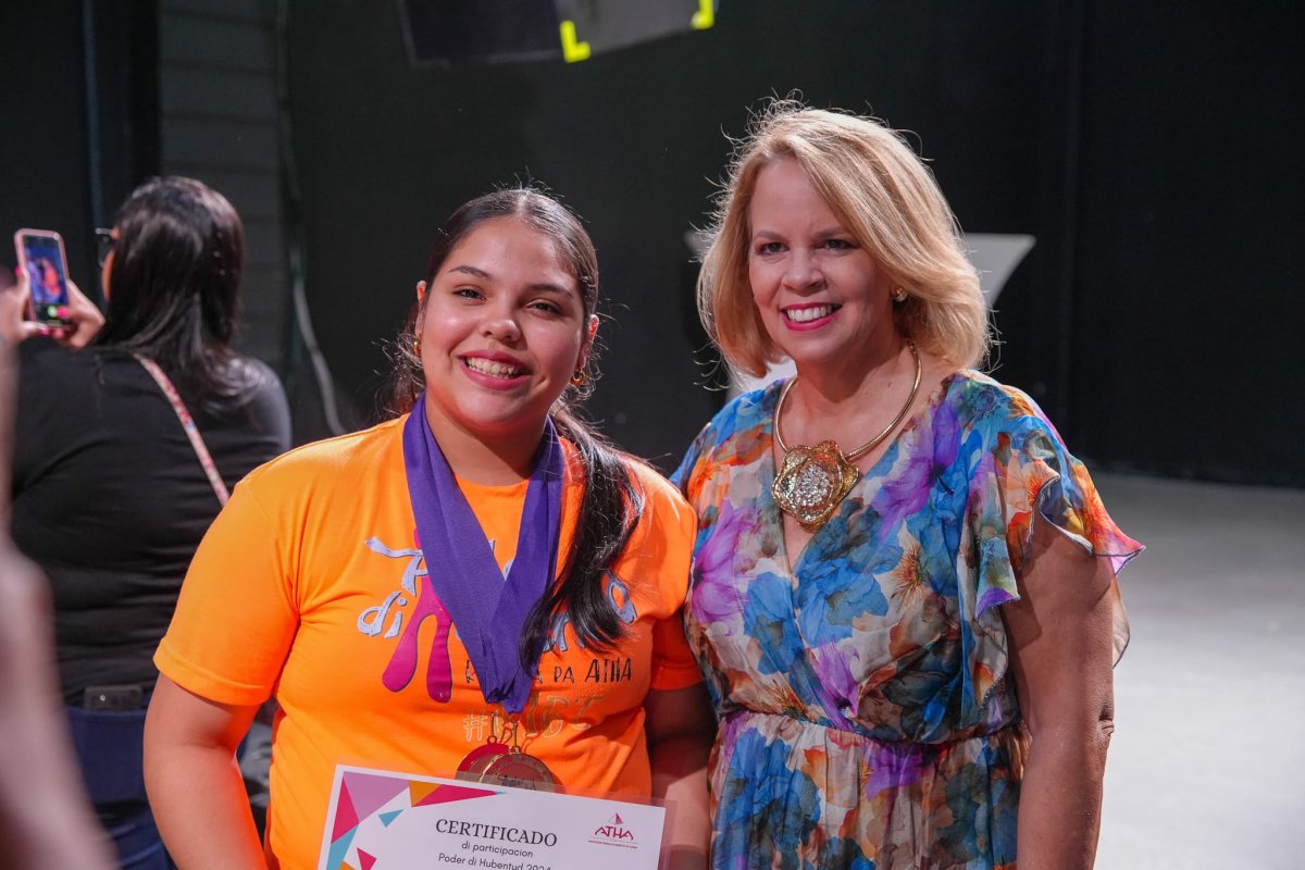 Renderly Trimon accepts the award for his "Separa y Recicla"