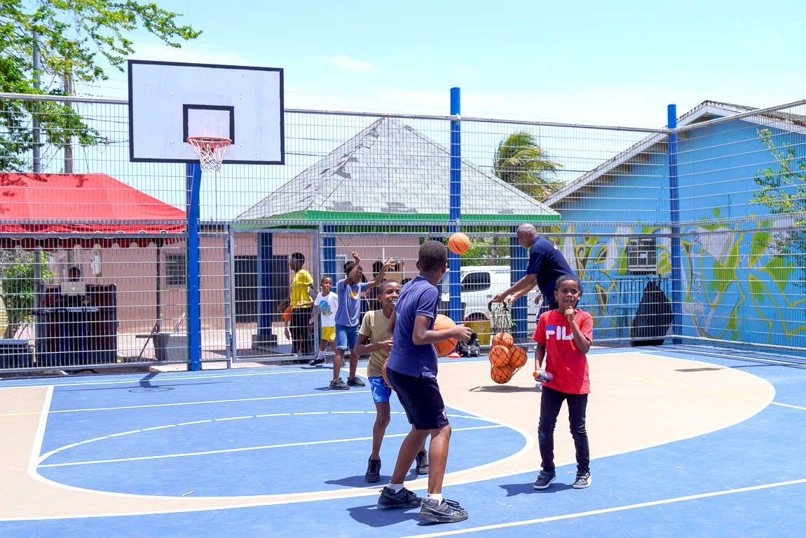 ricardo cooper basketball clinic san nicolas playing