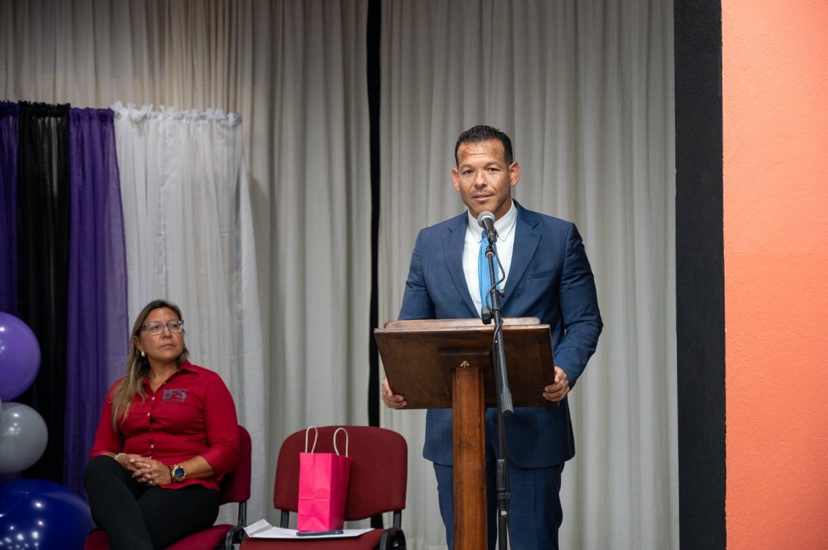 SVT graduates receiving certificates in Aruba ceremony 2024 - Aruba news