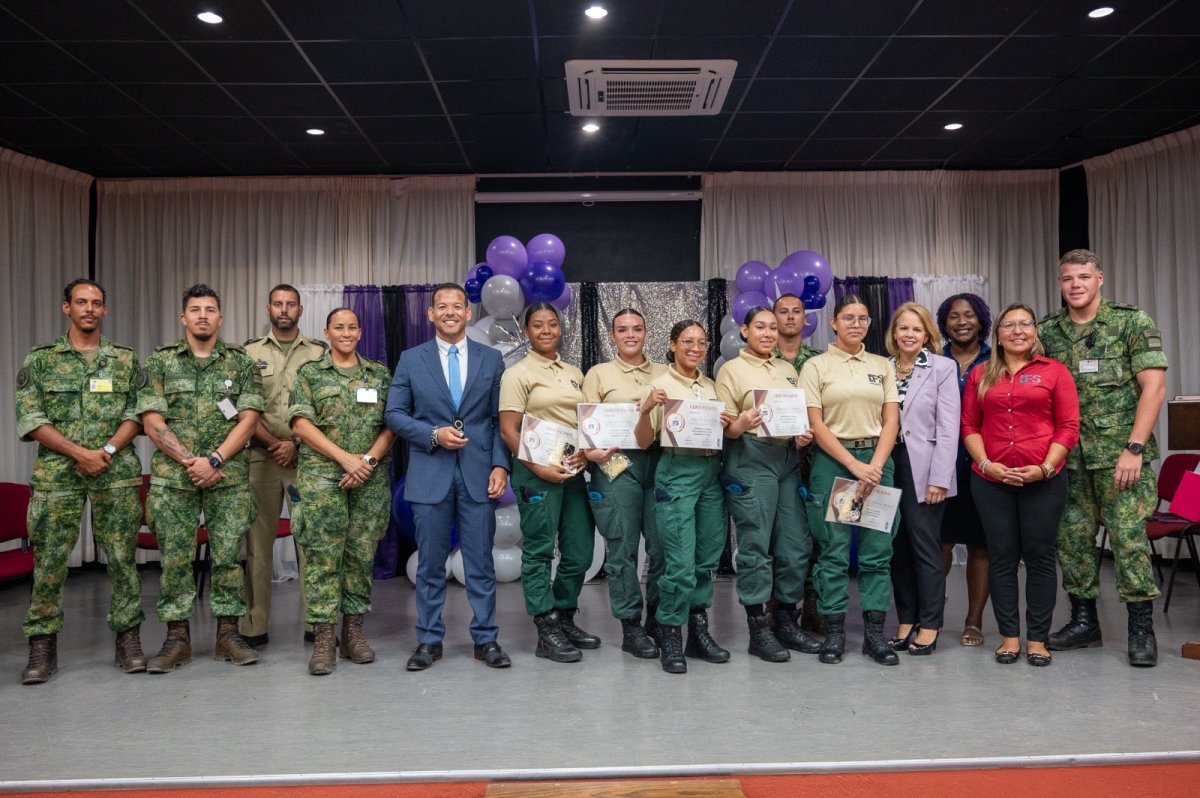 SVT graduates receiving certificates in Aruba ceremony 2024 - Aruba news