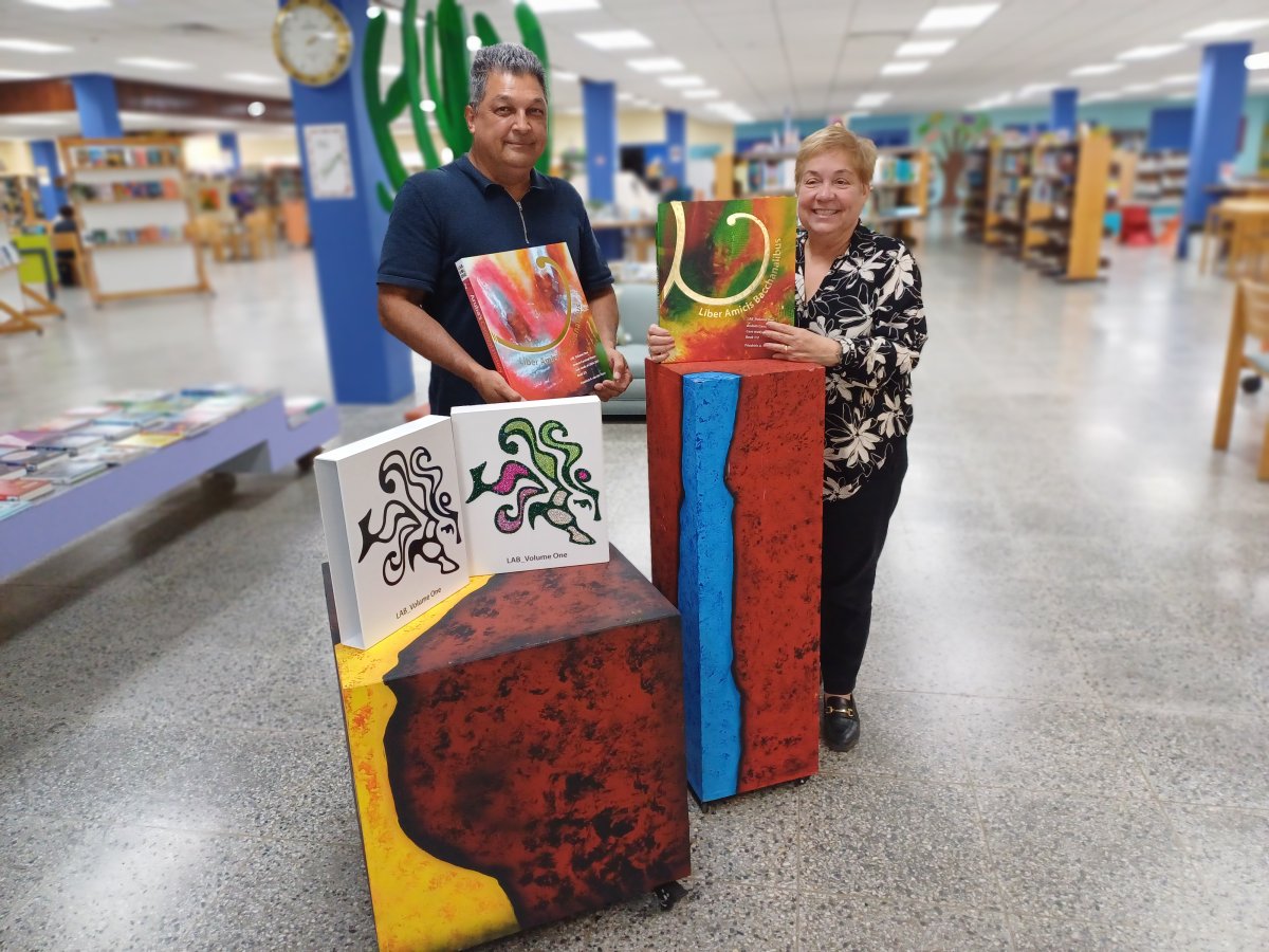 Chibi van der Hans presenting 'Lab Volume One' to the National Library of Aruba