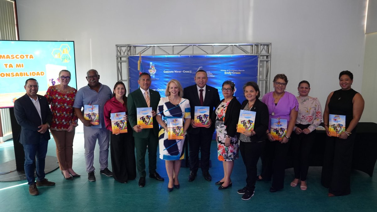 Cover of the educational book “Mi Mascota” designed to promote responsible pet ownership in Aruba