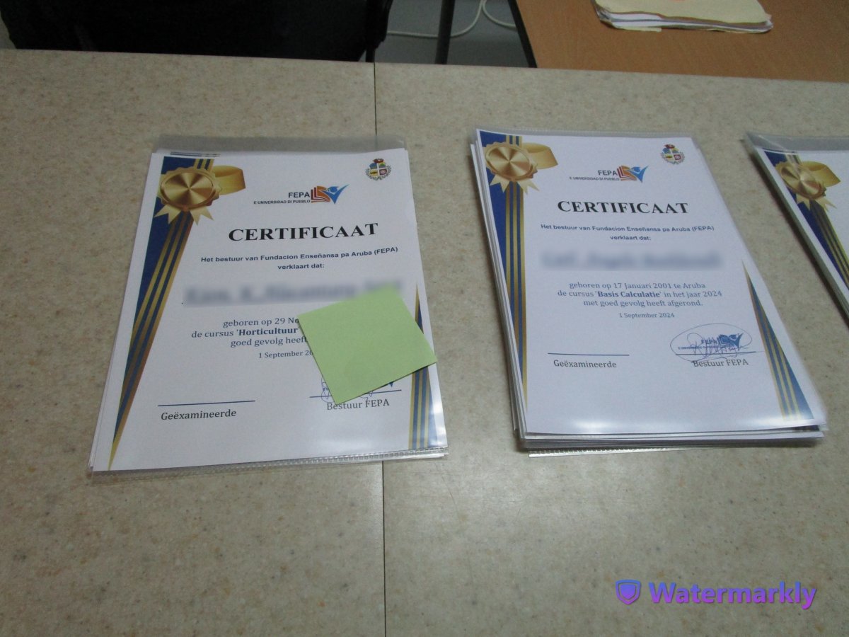 Inmates at Correctional Institute Aruba receiving educational certificates