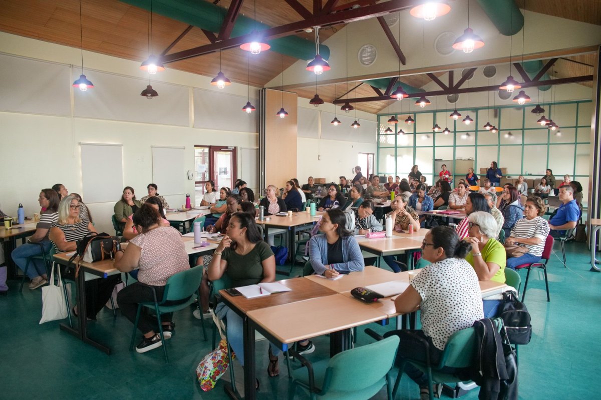 2nd-grade teachers participating in Papiamento literacy training