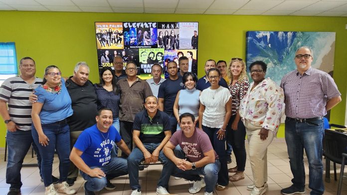 Porfilio van der Biezen receiving a plaque for his 30 years at EPB San Nicolas