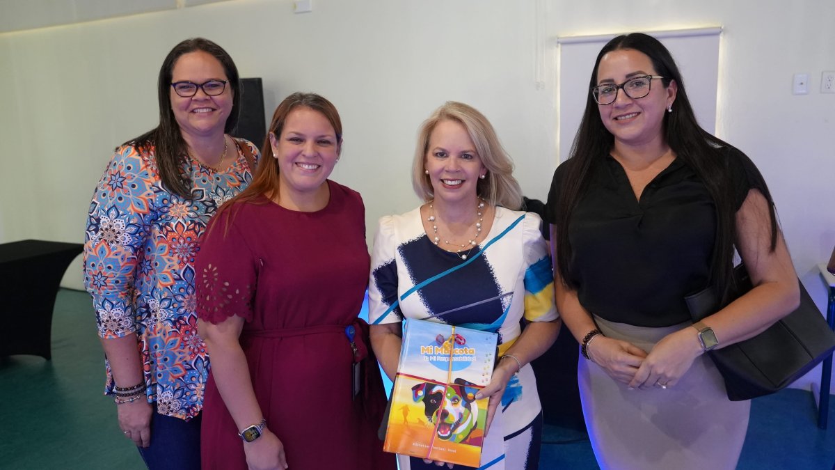 Cover of the educational book “Mi Mascota” designed to promote responsible pet ownership in Aruba