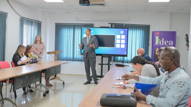 information session on increasing egg production in Aruba