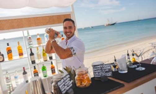 Aruba O’clock Cocktail Hour at Holiday Inn Resort