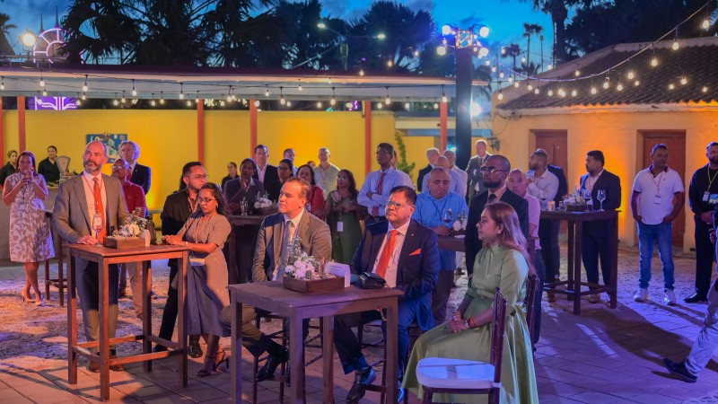 Aruba and Suriname leaders signing MoU