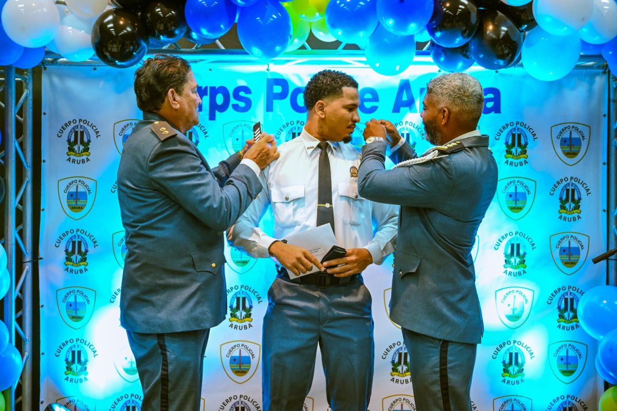 Aruba police officers receive promotions at Cas di Cultura