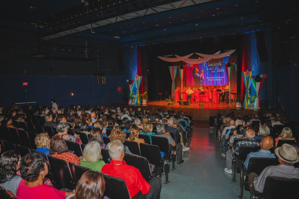 Bertha Ivonne Wolff-Croes performing at her 60th-anniversary concert