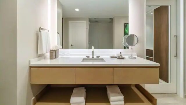 Hyatt Place Aruba Airport bathroom