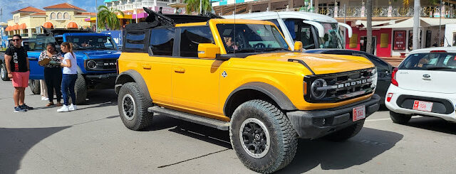 Jeep Aruba car rental