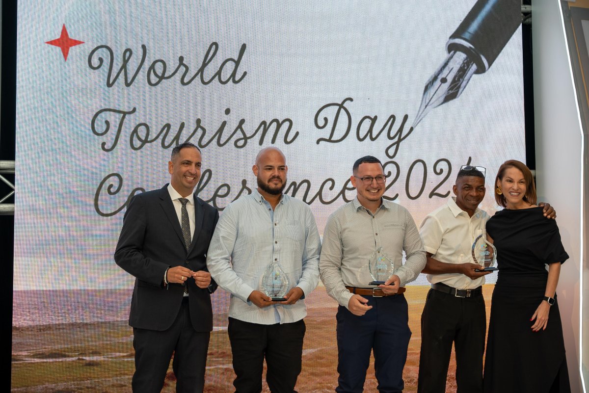 Minister Dangui Oduber delivering a speech on sustainable tourism.