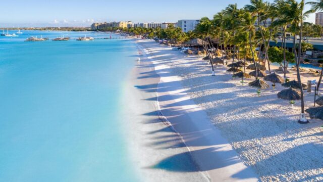 aruba-holiday-inn_exterior_03