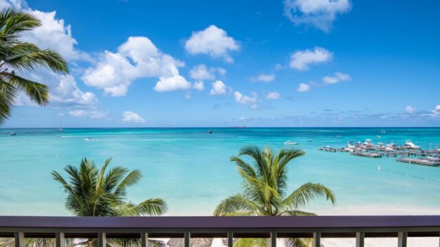 aruba-holiday-inn_ocean-front-view-lower-balcony_01
