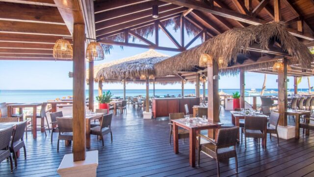 aruba-holiday-inn_sea-breeze-restaurant-bar_01
