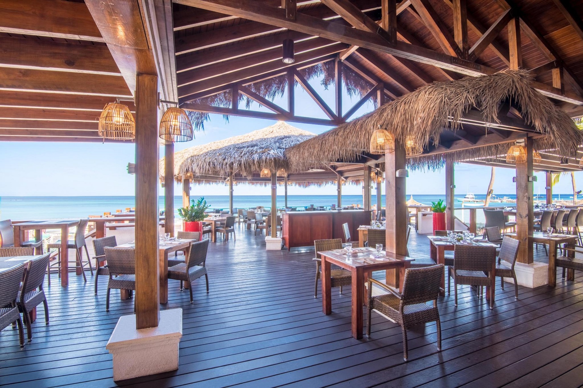 aruba-holiday-inn_sea-breeze-restaurant-bar_01