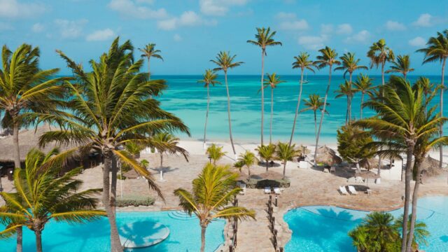 holiday-inn-aruba-drone-pool-view