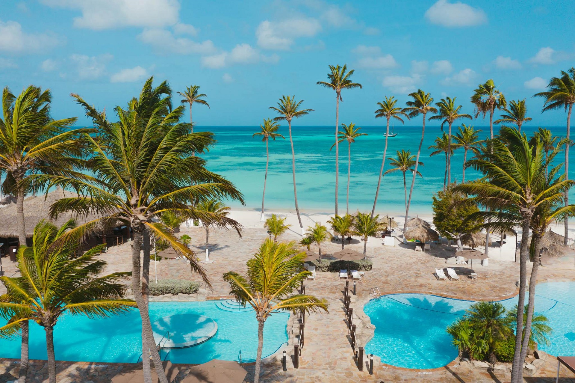 holiday-inn-aruba-drone-pool-view