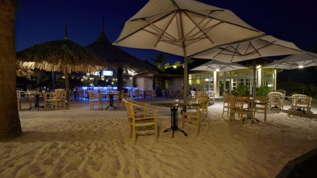 outdoor-dining-right