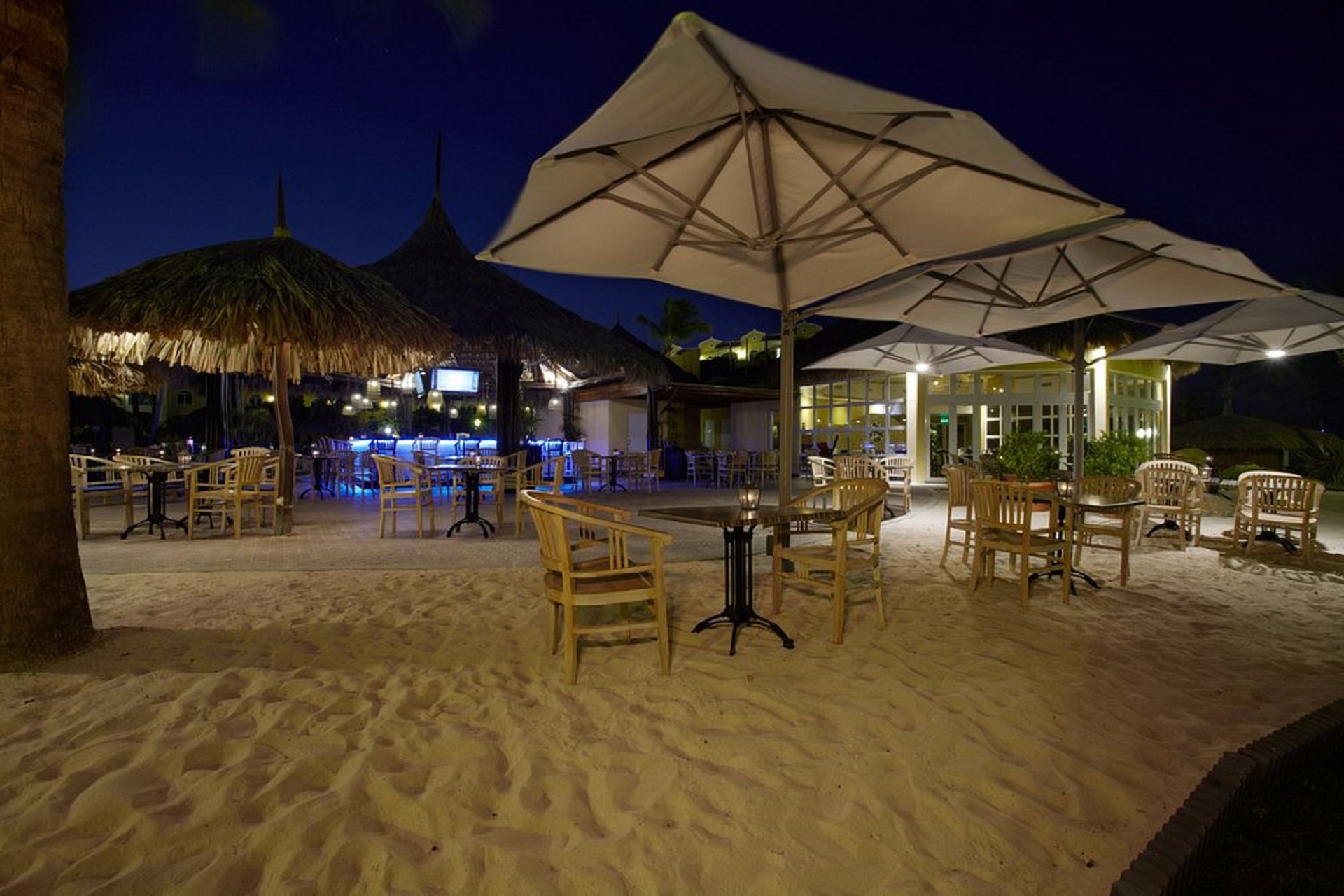 outdoor-dining-right