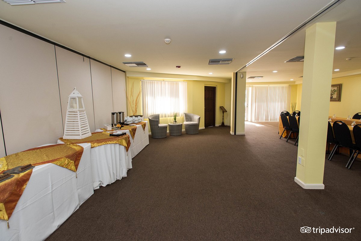 Aruba Surfside Marina hall