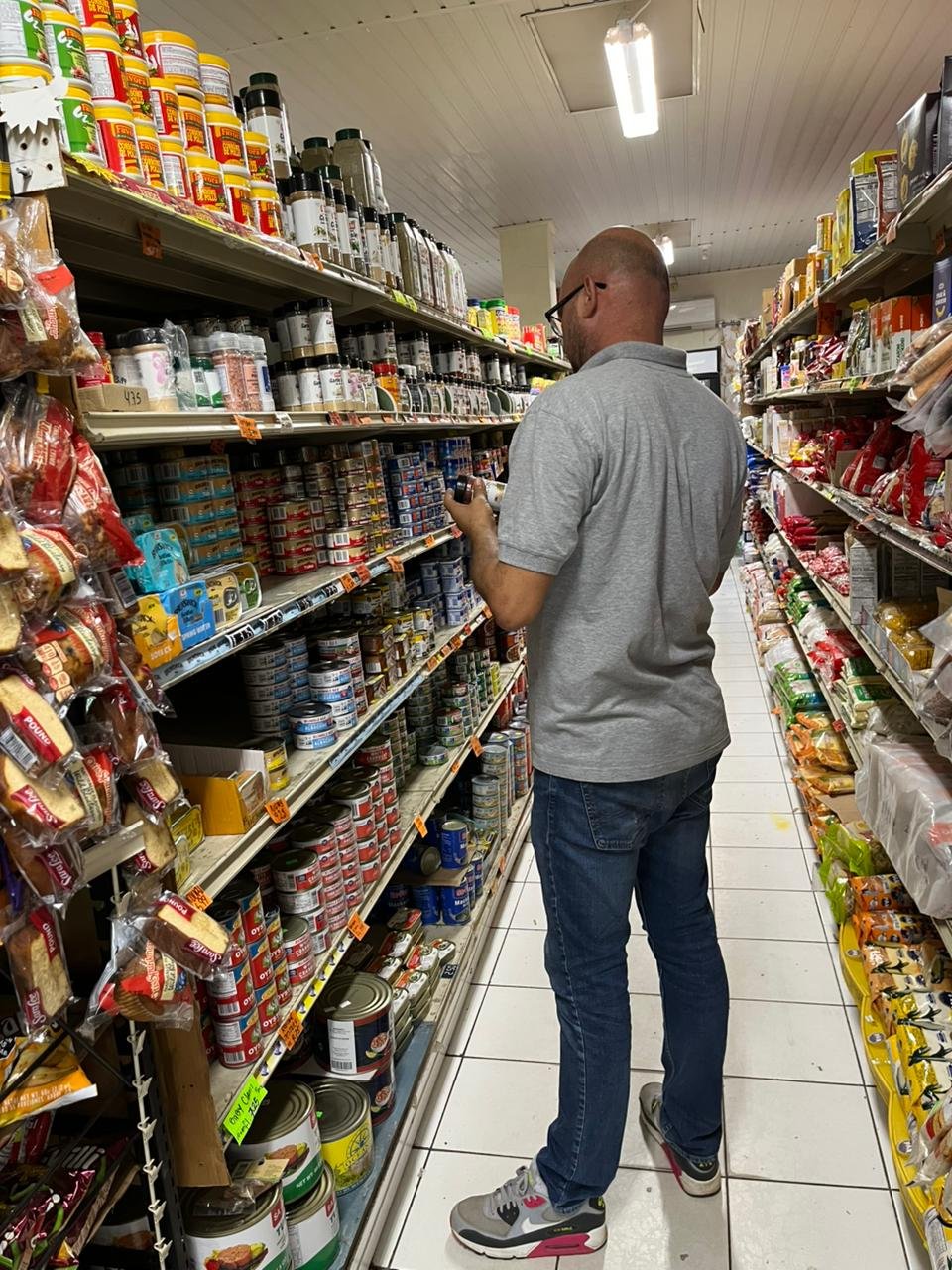 checks supermarket shelves during inspection in Santa Cruz area