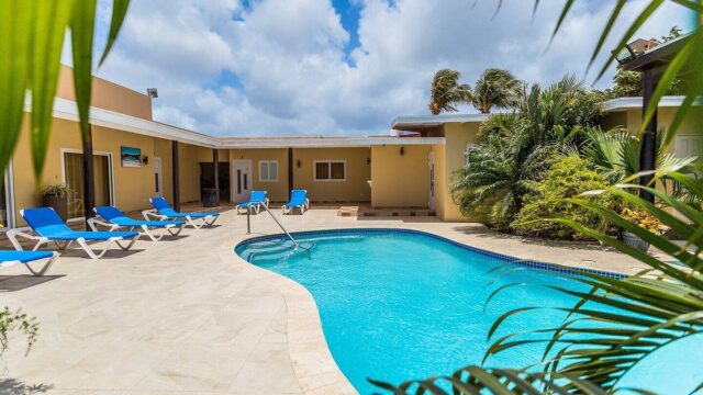 juanedu-suites swimming pool