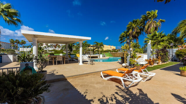 modern hotel aruba outer view