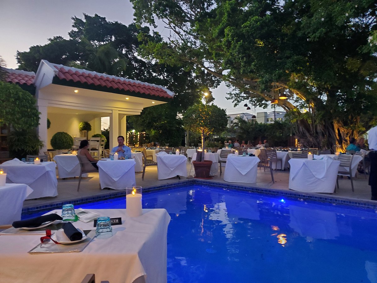 papiamento restaurant nighgt view
