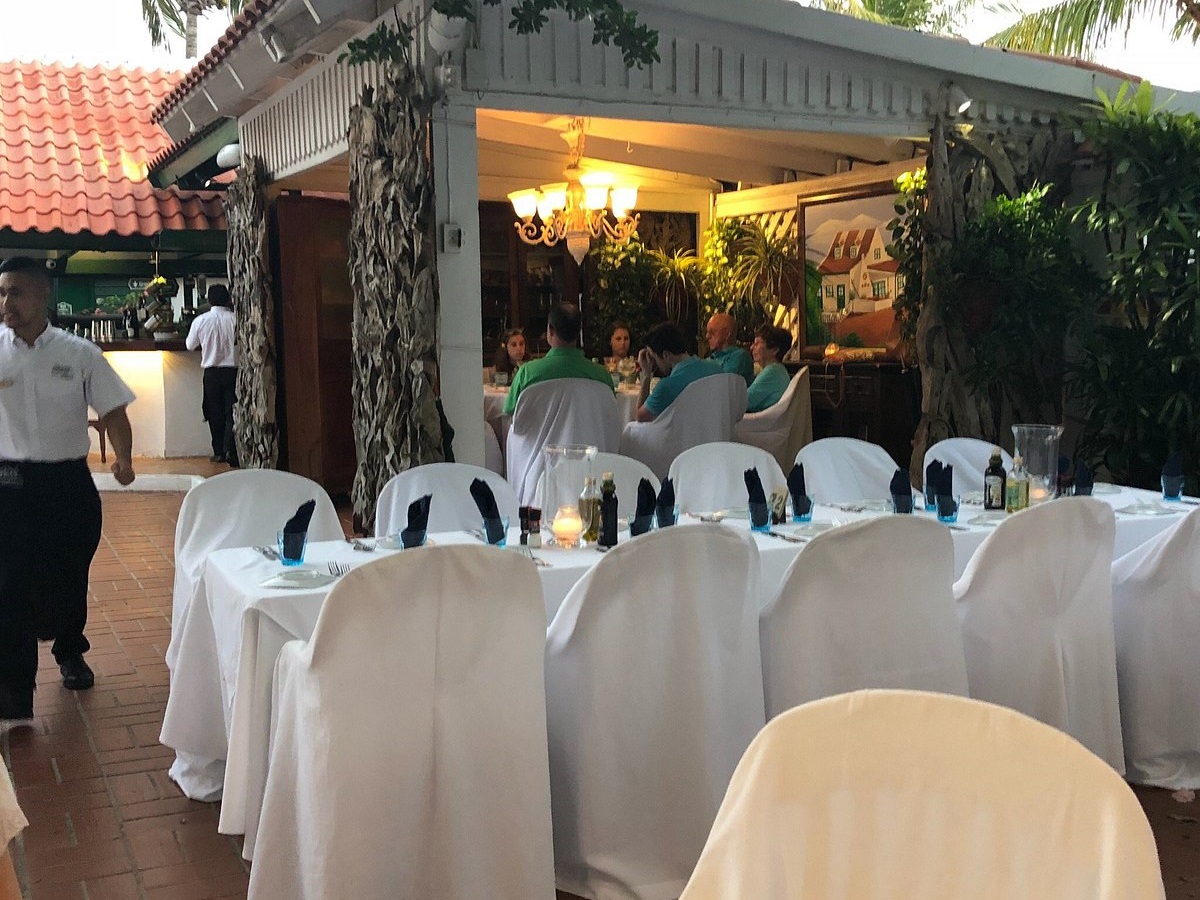 papiamento restaurant pool view