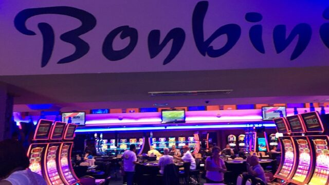 Alhambra Casino & Shops casino play area