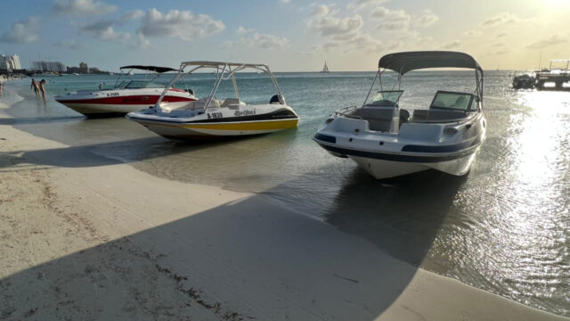 Aruba_holiday_inn_privatre_boat_trip_private_