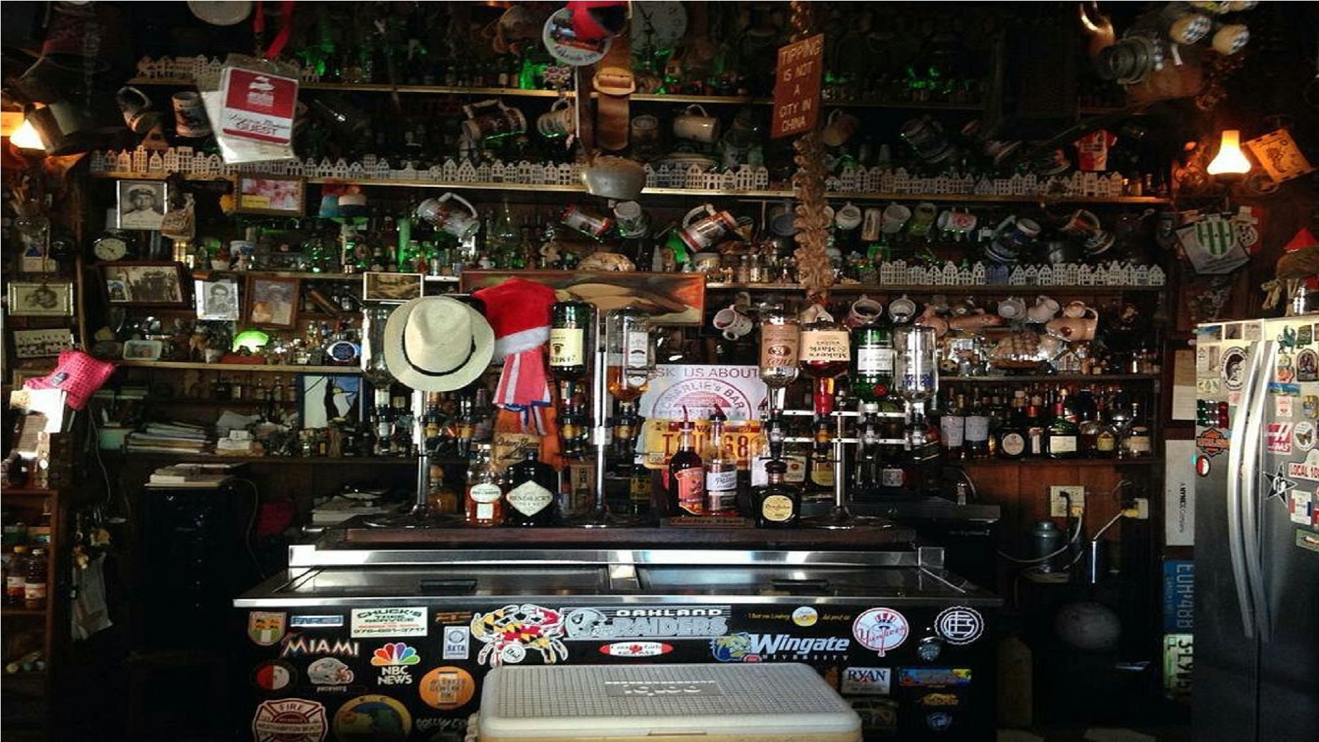 Charlies Bar and Restaurant inside view