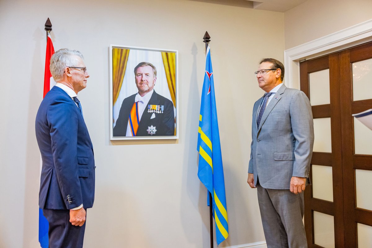 M.F. (Maas) Van Drie being sworn in as a member of the Advisory Board in Aruba