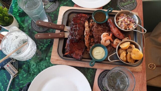 Ricardos Smokehouse food