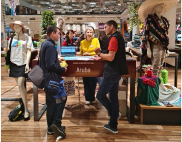 Aruba booth at DIAMIR Globetrottertage in Dresden with representatives and visitors interacting