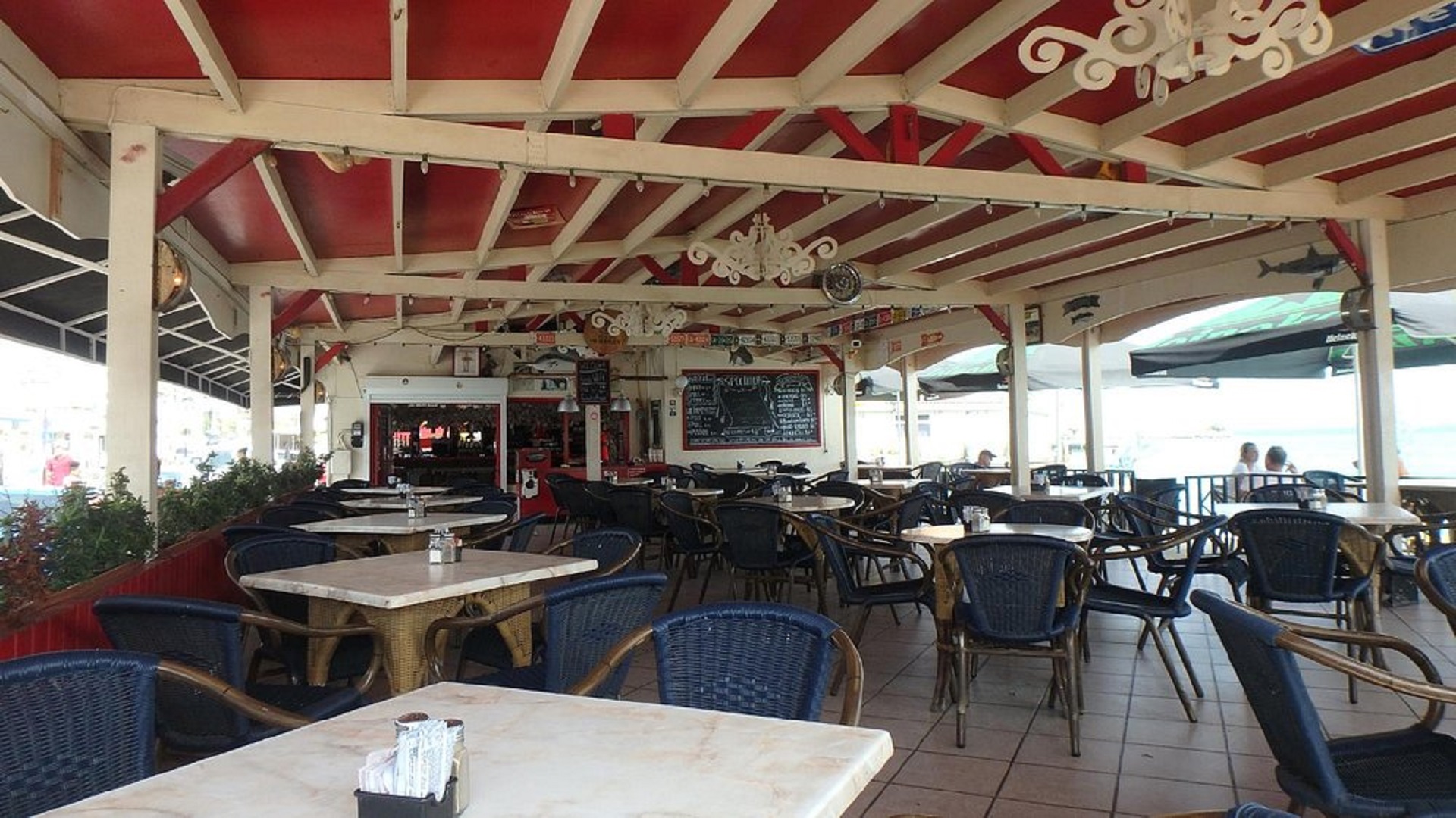 Eetcafe The Paddock seating area