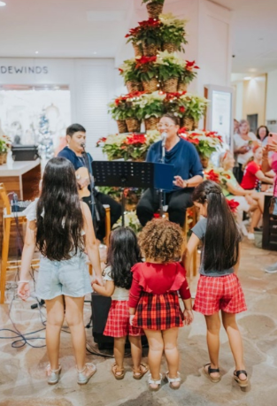 Duo Aria performing Christmas music at Hilton Aruba Holiday Markets