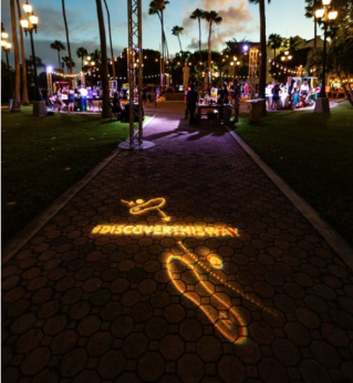 Guests exploring handcrafted jewelry and art at Renaissance Aruba’s Evening Market